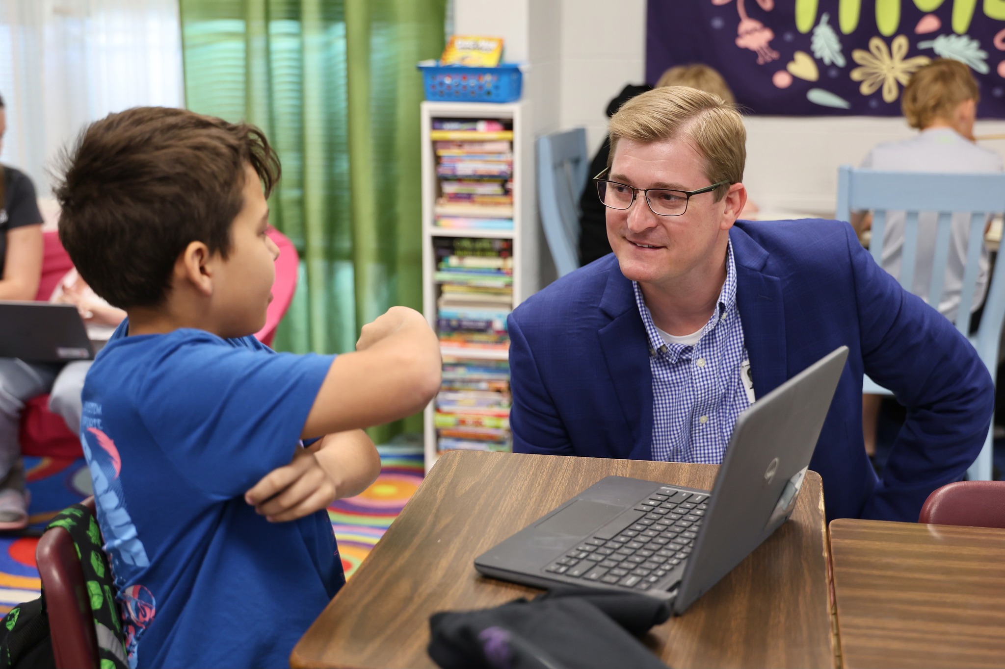 A 5th Grade speaking with County Commissioner Weightman. - 